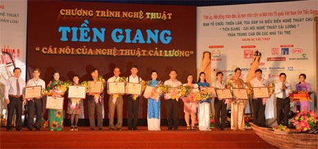 Ông Trần Thế Ngọc, Bí thư tỉnh ủy và ông Nguyễn Văn Khang, Chủ tịch UBND tỉnh trao bằng vinh danh các nghệ sĩ có nhiều đóng góp cho nghệ thuật cải lương.