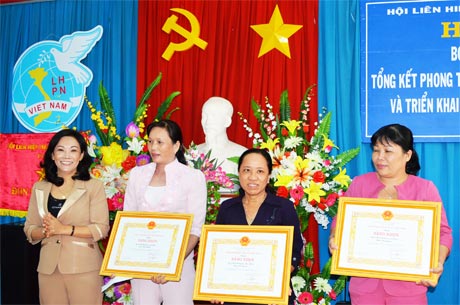 Bà Nguyễn Thị Sáng, Chủ tịch Hội LHPN tỉnh trao Bằng khen của Trung ương Hội LHPN Việt Nam cho 3 đơn vị Huyện hội.