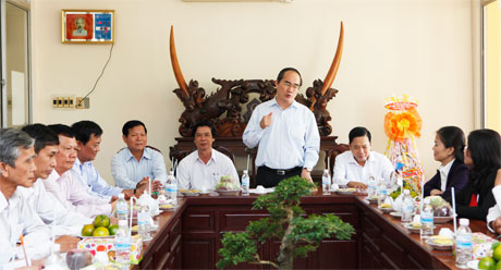 Ông Nguyễn Thiện Nhân, Ủy viên Bộ chính trị, Chủ tịch Ủy ban Trung ương MTTQ Việt Nam phát biểu tại buổi làm việc Ủy ban MTTQ tỉnh.