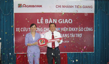 Ông Trần Trọng Hùng, Giám đốc Agribank Tiền Giang trao chìa khóa tượng trưng cho đại diện lãnh đạo Bệnh viện Đa khoa khu vực Gò Công.