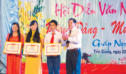 NGƯT Phạm Văn Khanh, Phó Giám đốc Sở GD&ĐT trao giải cho các cá nhân đoạt giải A và Tiết mục ca múa Tiếng hát dân chài của sinh viên Trường Cao đẳng Y tế Tiền Giang.