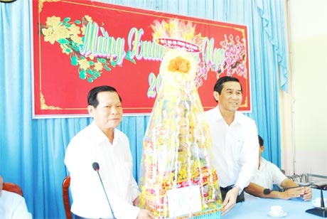 Ông Nguyễn Văn Khang, Chủ tịch UBND tỉnh tặng quà lãnh đạo huyện Gò Công Đông.