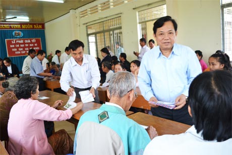 Ông Tô Minh Giới tặng quà cho bà con xã Tân Thuận Bình, huyện Chợ Gạo.
