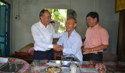 Thứ trưởng Bộ Lao động – Thương binh và Xã hội thăm hỏi chú La Văn Đực, thương binh ¼ ở xã Phước Thạnh.