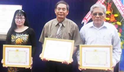 Ông  Nguyễn Văn Đông  (đứng giữa) nhận  Giấy khen  của  UBND  TP. Mỹ Tho.