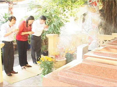 Các đồng chí lãnh đạo tỉnh thắp hương tưởng niệm trước Lăng Tứ Kiệt.