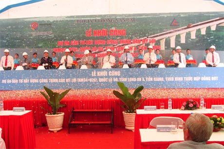 Thứ trưởng Bộ GTVT, lãnh đạo 2 tỉnh Tiền Giang, Long An và Tổng Giám đốc Ban Quản lý dự án 7 thực hiện nghi thức khởi công Dự án đầu tư xây dựng cầu Mỹ Lợi. Ảnh: Thu Trà