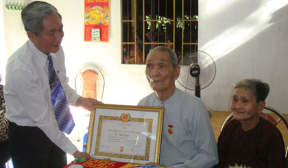Ông Trần Văn kết đến nhà trao huy hiệu Đảng cho đảng viên Lê Văn Tươi.