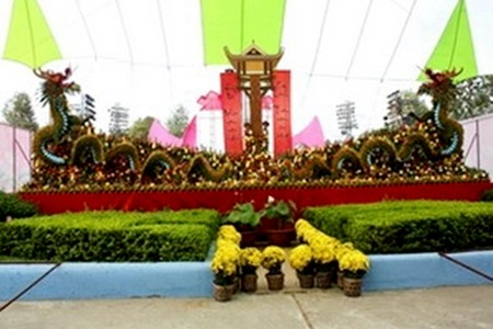Mâm ngũ quả được trưng bày trước công viên Văn Miếu, thành phố Cao Lãnh, tỉnh Đồng Tháp trong dịp Tết 2010.