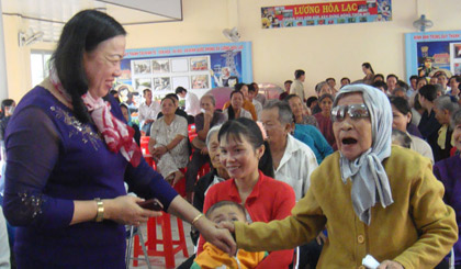 Bà Trần Kim Mai Phó Chủ tịch UBND tỉnh trao quà cho gia đình chính sách và khó khăn. Ảnh: Ngoc Trung