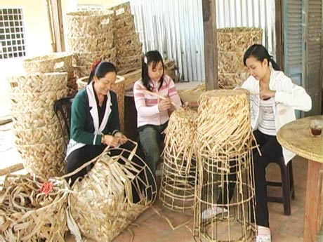 Nghề đan lục bình ở xã Hoà Hưng cho thu nhập khá.