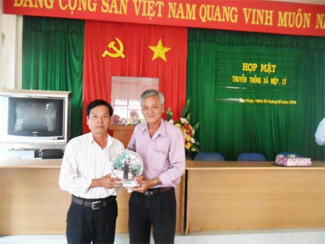 Ông Nguyễn Văn Quang, Ủy viên Ban Thường vụ Huyện ủy, Bí thư Thị trấn Tân Hiệp trao quà lưu niệm cho Bí thư Xã ủy Tân Lý Tây Nguyễn Văn Mai.