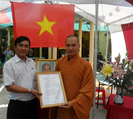 Ông Trần Hữu Đoàn chuyên viên Ban tôn giáo huyện trao QĐ công nhận cơ sở thờ tự.