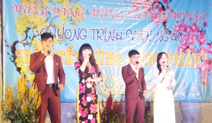 Đoàn Nghệ thuật tổng hợp tỉnh biểu diễn phục vụ công nhân  tại KCN Tân Hương dịp Tết Giáp Ngọ 2014.