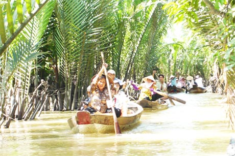 Chèo xuồng trên sông là một trong những sản phẩm du lịch thu hút khách du lịch ở Khu du lịch Thới Sơn.