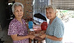 Chùa Nhơn Phước tặng tiền cho 1 bệnh nhân nghèo