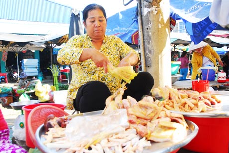 Hơn 16 giờ chiều nhưng sạp gà của bà Trần Thị Bông vẫn chưa bán hết.