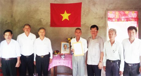 Ông Huỳnh Văn Tính (thứ ba từ phải qua), Phó Chủ tịch Ủy ban MTTQ tỉnh, đại biểu Quốc hội đơn vị tỉnh Tiền Giang trao Quyết định tặng nhà tình nghĩa cho thương binh Nguyễn Văn Tám.