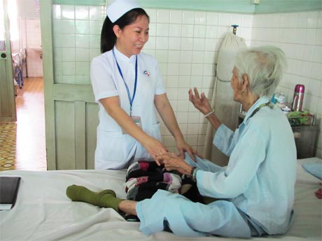 Chị Nguyễn Thị Mỹ Linh thăm hỏi sức khỏe bệnh nhân. 