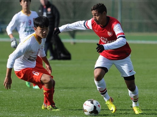 Lương Xuân Trường trong một pha tranh bóng với U19 Arsenal. Ảnh: Arsenal FC