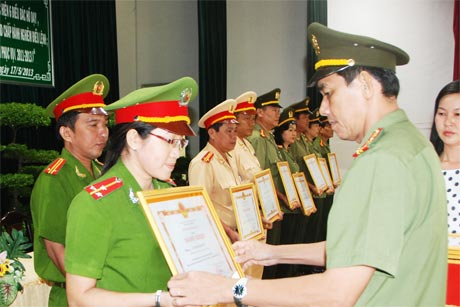 Đại tá Nguyễn Hữu Trí trao thưởng cho cá nhân lập thành tích xuất sắc.