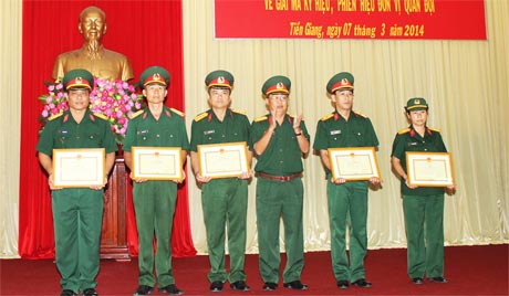 Đại tá Trần Văn Lan, Chỉ huy trưởng Bộ Chỉ huy Quân sự tỉnh trao Giấy khen cho các tập thể và cá nhân.