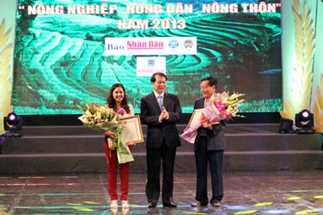 Phó Thủ tướng Vũ Văn Ninh trao giải cho các tác giả đoạt giải - Ảnh: VGP/Thành Chung