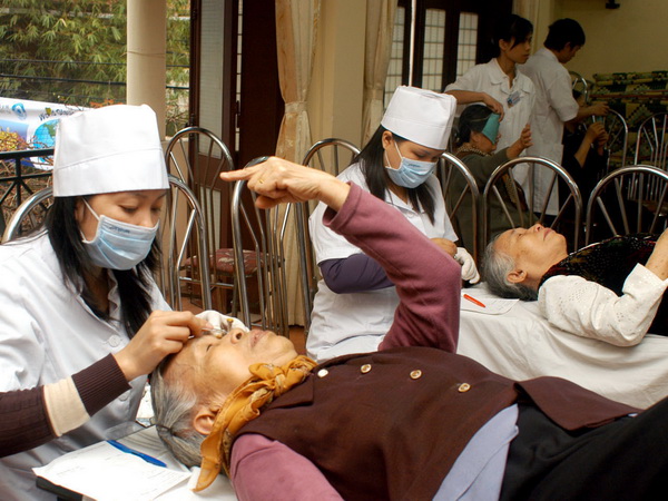 Thầy thuốc Bệnh viện Mắt TW khám phát hiện bệnh glôcôm cho dân tại Hà Nội. 