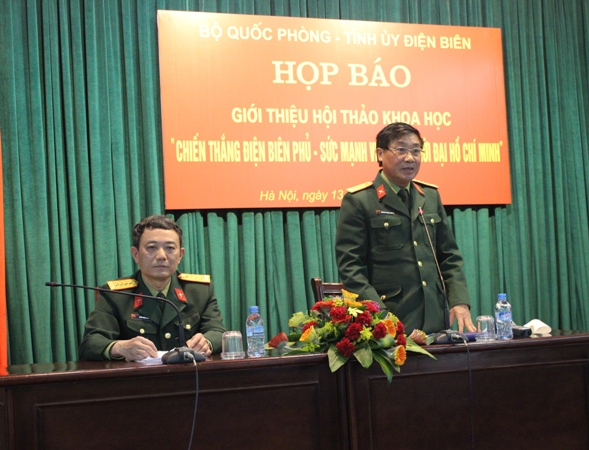 Đại tá Nguyễn Phương Diện phát biểu tại buổi họp báo. (Ảnh: KS)