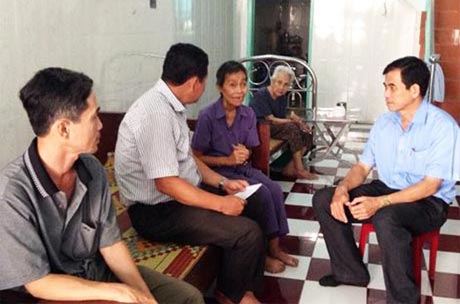 Ông Trương Văn Hiền, Chủ tịch LĐLĐ tỉnh (bìa phải) thăm và tặng quà cho bà Trịnh Thị Dân, ngụ phường 7, TP. Mỹ Tho.