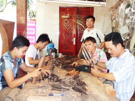 Những người thợ chạm khắc gỗ tại cơ sở Ba Nở.