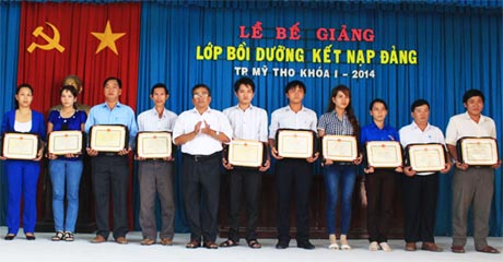 Ông Phạm Văn Lê, Phó Ban Tổ chức Thành ủy Mỹ Tho trao thưởng cho các học viên xuất sắc.