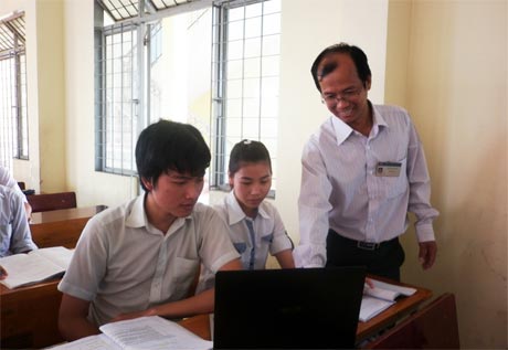 Thầy Nguyễn Minh Khoa hướng dẫn sinh viên thực hành trên.