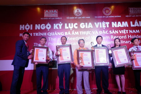Ông Huỳnh Thanh Hữu (thứ 3 bìa trái)đại diện Sở VH-TT& DL nhậnbằng công nhận xác lập món ăn ẩm thực “Hủ tiếu Mỹ Tho” đạt giá trị ẩm thực Châu Á