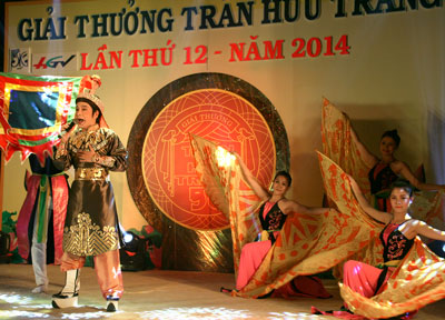 Nghệ sĩ Vũ Luân chào mừng khai mạc Giải thưởng Trần Hữu Trang lần thứ 12-2014 với sáng tác “Dân nước Nam”.
