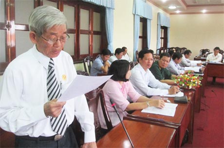 Bác sĩ Trần Minh Phụng, Trưởng ban liên lạc Quân y Khu 8 phát biểu ý kiến đóng góp tại buổi hội thảo.