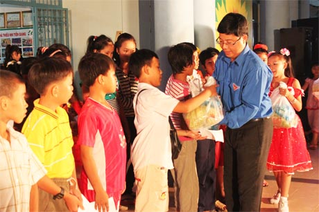 Anh Trần Thanh Nguyên, Bí thư Tỉnh đoàn tặng quà cho trẻ em đường phố.                                                                                                                   Ảnh:  PHƯƠNG MAI