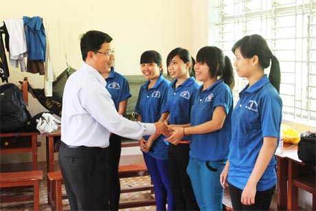         Anh  Trần  Thanh Nguyên,  Bí thư  Tỉnh đoàn thăm,  động viên các chiến sĩ thanh niên tình nguyện vì cộng đồng hè.