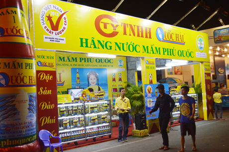 Gian hàng tại hội chợ hàng Việt Nam chất lượng cao. Ảnh: Như Lam