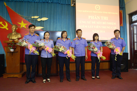 Đồng chí Huỳnh Dũng Tiến – Viện trưởng VKSND tỉnh Tiền Giang (thứ 4 từ trái qua) tặng hoa chúc mừng cho 05 ứng viên xuất sắc nhất.