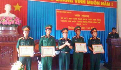Đại tá Lê Đức Thắng, Phó Tham mưu trưởng Bộ Chỉ huy Quân sự tỉnh trao thưởng cho các cá nhân tiêu biểu.