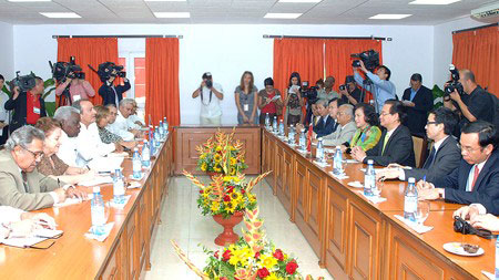 Thủ tướng Nguyễn Tấn Dũng hội kiến với Chủ tịch Quốc hội Cuba Esteban Lazo Hermandez (Ảnh VGP