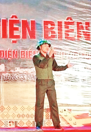 Lê Tấn Mẫn biểu diễn phục vụ đồng bào tỉnh Sơn La trong hành trình “Về với Điện Biên”.