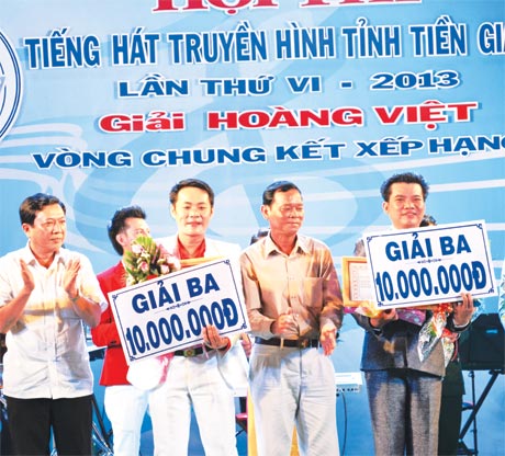 Lê Tấn Mẫn (mặc vét tông trắng) nhận Giải Ba “Tiếng hát Truyền hình Tiền Giang” năm 2012.