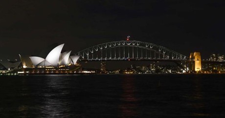 Cầu cảng ở TP Sydney (Australia) trong Giờ Trái đất 2014. Đây cũng là nơi 7 năm trước (năm 2007) tổ chức sự kiện đặc biệt đầu tiên nhằm tiết kiệm điện năng, làm giảm lượng khí CO2 gây hiệu ứng nhà kính nhằm kêu gọi ý thức bảo vệ môi trường. Ảnh: ABC