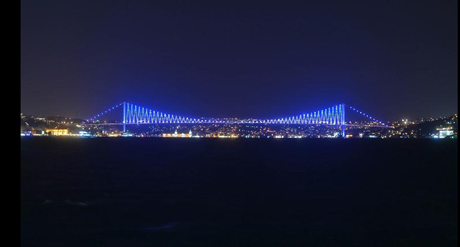 Cầu Bosphorus ở Istanbul, Thổ Nhĩ Kỳ trong Giờ Trái đất 2014 Ảnh: THX