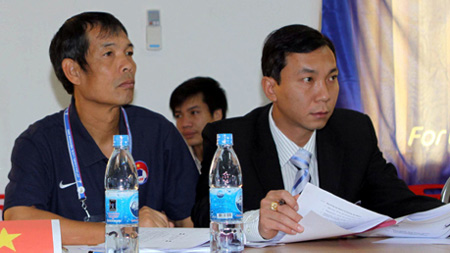 Ông Lê Hoài Anh sẽ đảm nhiệm chức vụ Tổng thư ký thay cho ông Ngô Lê Bằng (trái). Trước ông Bằng, ông Trần Quốc Tuấn (phải), đã từ nhiệm năm 2011.