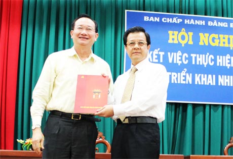 Ông Nguyễn Tuấn Khanh, Ủy viên BCH Trung ương Đảng, Phó Trưởng Ban Tổ chức Trung ương (bên trái) trao Quyết định cho ông Lê Hồng Quang.