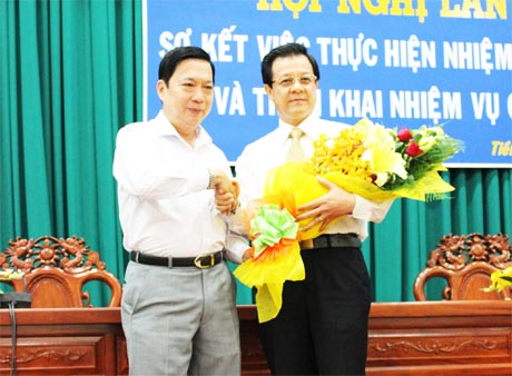  Bí thư Tỉnh ủy Trần Thế Ngọc (bên trái) tặng hoa chúc mừng ông Lê Hồng Quang.