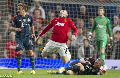 Schweinsteiger bị đuổi sau pha phạm lỗi với Rooney. Ảnh: AP